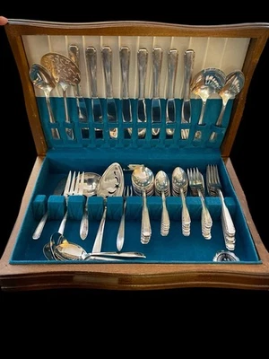 Винтажная посеребренная посуда Onieda Community Tudor 8 предметов столовые приборы и сундук и аксессуары - Изображение 1 из 4