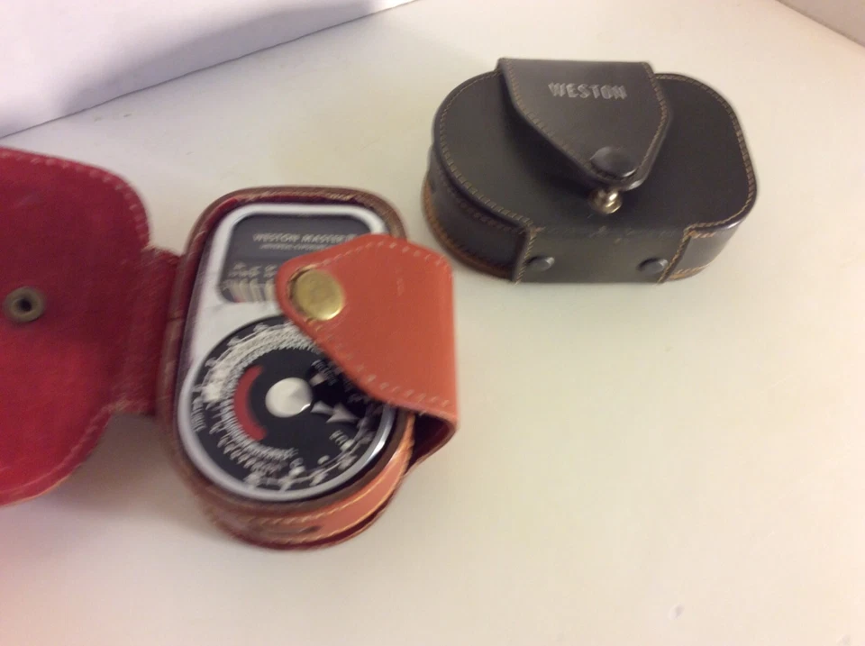 Medidor de luz vintage WESTON MASTER III (3). Dos estuches de cuero. Foto 1 de 4