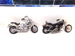 2 MOTO GIOCATTOLO VINTAGE NERO MAISTO HARLEY STURGIS & BIANCO BMW R200 PLASTICA - Foto 1 di 5