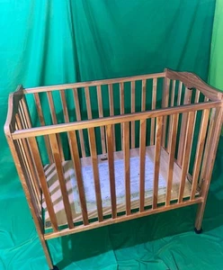 Lee Portable Folding Mini Crib with 1.5-Inch Mattress Greenguard Gold Certified  - Picture 1 of 2