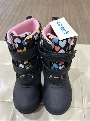 Botas de invierno Carter's para niñas pequeñas talla 5 con cierre de gancho y bucle de corazones Foto 1 de 4