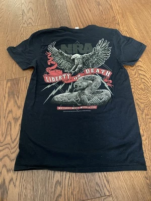 Camiseta de manga corta negra para hombre NRA M Eagle Holding Snake 'Liberty Or Death' Foto 1 de 4
