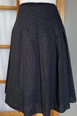 JNY Falda Plisada Línea A Para Mujer Talla 8 Negra Pequeños Círculos Carrera Gótica Clásica Ciudad Foto 1 de 4