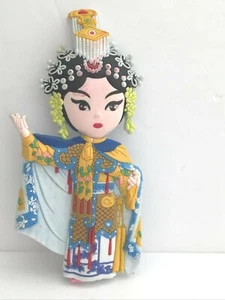 Muñeca niña geisha asiática vintage kimono completamente vestida e imán de engranaje para la cabeza 5"x2,5" - Imagen 1 de 7