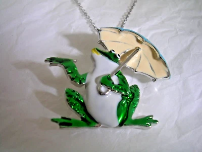 PIN Y COLGANTE RANA CON ESMALTE VERDE, AMARILLO Y BLANCO EN ACERO INOXIDABLE Foto 1 de 4