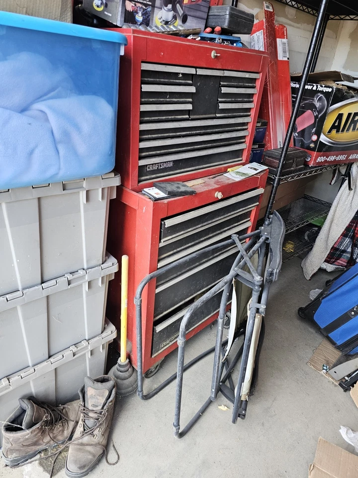 Dos rodillos llenos de herramientas. Ubicado Lago Isabella. Se muestra uno pero dos Foto 1 de 2