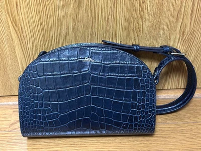 A.P.C. Bolso Bandolera Half Moon Demi-Lune Cuero Azul Marino Cocodrilo Repujado Foto 1 de 4