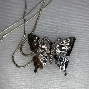 Spilla ciondolo farfalla tono argento 2" catena serpente 30" - Foto 1 di 3
