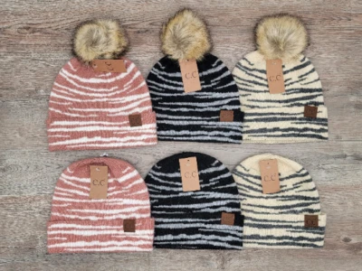 Gorro con estampado animal de cebra C.C con puño y pompón de piel sintética Foto 1 de 4