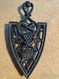 Vintage Cast Iron Trivet Footed ~ 8" x 4" ~ Arrow Shaped Swords Shield Cannons - Picture 1 of 3