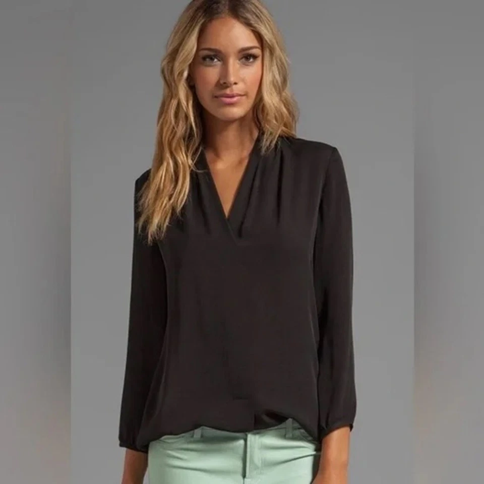 Theory Helona V Neck Silk Split Hem Blouse in Hunter Green Size Small. - Image 1 of 4