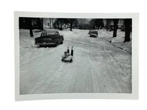 Vintage Foto Frau Schneeschlitten eine Straße hinunter Schnappschuss - Bild 1 von 4