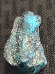 262ct. 1 klassisches Kingman türkis rau wunderschön blau mit vielen Silberpyrit - Bild 1 von 9