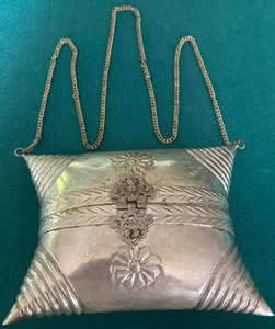 VINTAGE~UNICO~BORSA CUSCINO METALLO ARGENTO~ART DECO~ULTRA COOL~INTERNO VELLUTO - Foto 1 di 5