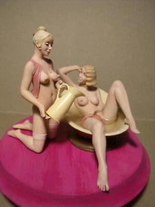 1/18  FIGURE  GIRLS  AUDREY  AND  MARGOT  VROOM  PAINTED  FOR  MINICHAMPS  NOREV - Picture 1 of 4
