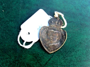 #1902 CORONATION MEDALLION "EDWARD V11 ALEXANDRA 3710"--BRASS # - Picture 1 of 2