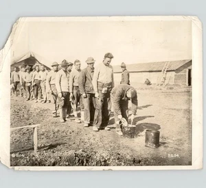Soldados estadounidenses forrados para lavar platos y utensilios de comida Primera Guerra Mundial 1917-18 foto de prensa - Imagen 1 de 2