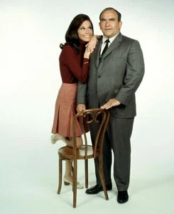 THE MARY TYLER MOORE SHOW - CAST PHOTO - MARY + LOU 8x10 Photo - Picture 1 of 1