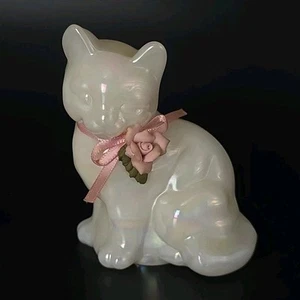 Fenton weiß irisierende opalisierende Perlenkatze mit rosa Rose & Schleife  - Bild 1 von 6