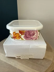 Cuenco cuadrado retirado Mackenzie Childs blanco flor mercado con tapa nuevo en caja - Imagen 1 de 6