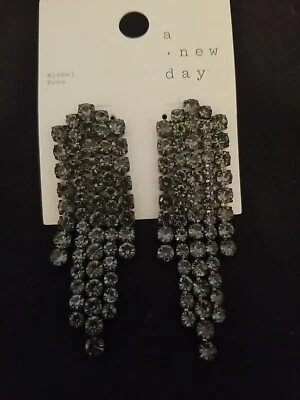 A NEW DAY Negro/Gris Brillante Estrás Colgante Níquel Libre Post Pendientes Nuevos con Etiquetas Foto 1 de 4