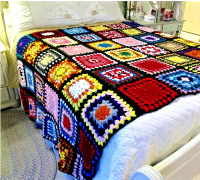 Patchwork afgano vintage, lana, cuadrados coloridos, bordes negros, hecho a mano, 99" x 58" Foto 1 de 4