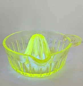 Alesatore spremiagrumi giallo vaselina epoca depressione. Giallo canarino incandescente. Bicchiere per friggere - Foto 1 di 19