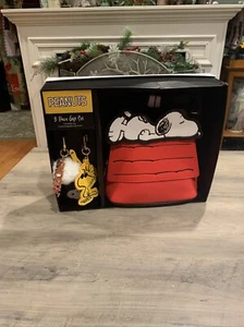 Peanuts Snoopy 3 Piece Gift-set 1 Crossbody Bag. “2 Interchangeable Bag Charms” - Picture 1 of 10