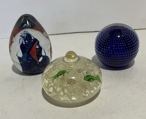 Vintage Art Glass Paperweights Lot of 3 w/ Fish x 2 & Blue Polka Dots x 1 - Picture 1 of 18