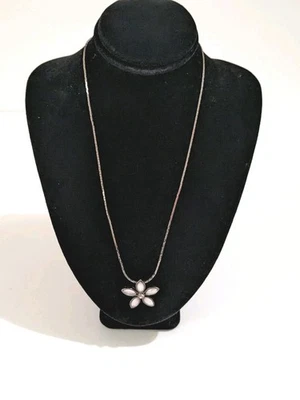 Colgante de flor rosa acrílico estilo antiguo 1928 y collar tono plata.  14" Foto 1 de 4