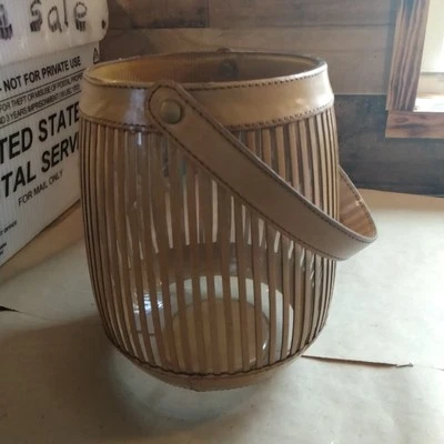 Cesta Hurricane de cuero y vidrio de Barclay Butera Lifestyle. Foto 1 de 4