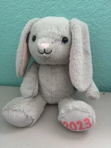 Hallmark Coniglietto Grigio Coniglio 2023 Peluche Peluche Giocattolo 10" Morbido - Foto 1 di 5