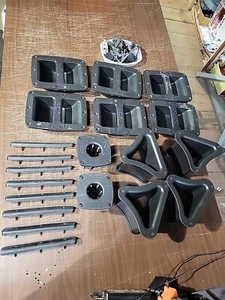 Piezas de gabinete de altavoces QSC, soportes de poste, manijas, patines, deflectores, hardware, ver fotos. - Imagen 1 de 22