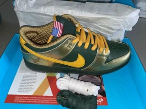 Size 10.5 - Nike SB Dunk Pro Low Doernbecher 2018 Green Bay Packer Colors ! - Picture 1 of 8