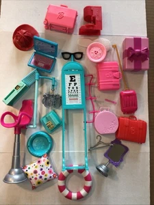 Lotto casuale accessori Barbie - ricambi Eye Dr, valigie, galleggiante piscina - Foto 1 di 5