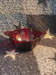 Bicchiere vintage con gancio di ancoraggio royal rubino rosso ostrica perle manici ciotola vetro - Foto 1 di 6