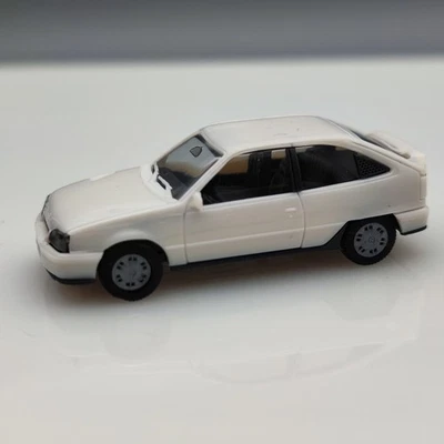 Herpa  Opel Kadett E 2 türer   1:87 - Modellauto weiß - Bild 1 von 4