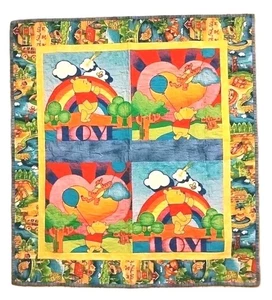 Leichte Steppdecke Winnie Puuh Tigger Love Regenbogen Baby oder Kleinkind 36 x 32 - Bild 1 von 11
