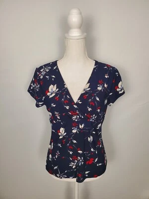 Blusa feminina Chaps azul marinho elástica vermelha e branca estampa floral mangas esvoaçantes PL. - Imagem 1 de 4