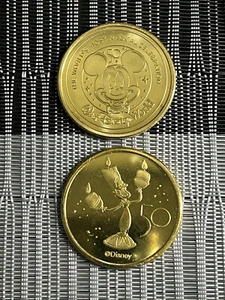 NEU! WALT DISNEY WORLD 50. SCHÖNE UND DAS BIEST LUMIERE GOLDMEDAILLON MÜNZE - Bild 1 von 1
