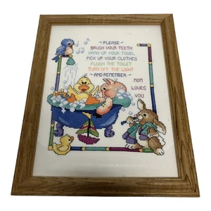 Gerahmte Stickerei Nadelspitze Kunstwerk BADEWANNE MAMA LIEBT DICH ENTE SCHWEIN KREUZ - Bild 1 von 5