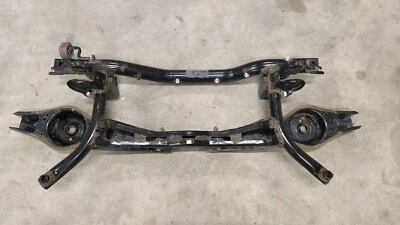 Volkswagen Passat SE 2012-2015 OEM subchasis trasero cuna travesaño Foto 1 de 4