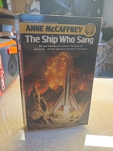 The ship who sang by Anne McCaffrey 1987 paperback 248 pages - Foto 1 di 5