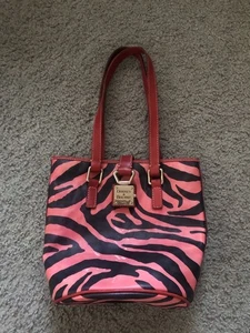 Dooney & Bourke Ledertasche mit Zebramuster Bucket Tote Bag rot & schwarz mit rotem Innenleben - Bild 1 von 8