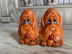 VINTAGE Dog Basset Hound Salt and Pepper Shakers 1970s Plastic - Classic Kitchen - Picture 1 of 6