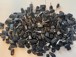 LARGE LOT OF KEY FOBS OEM AND AFTERMARKET LOT UNTESTED LARGE BOX FILLED 31 - Picture 1 of 4