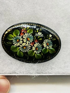 Broche prendedor vintage ruso pintado a mano floral laca negra flores ovalado firmado - Imagen 1 de 3
