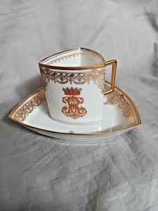 Pouyat Limoges exquisite dreieckige Tasse Mokkatasse Untertasse Adelsmonogram - Picture 1 of 13