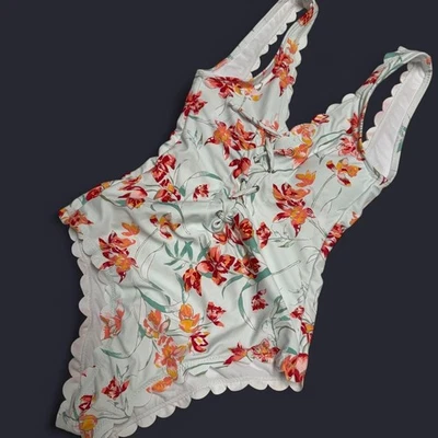 Trajes de baño Boohoo para mujer talla 2 una pieza pastel floral vieira ligeramente acolchados Foto 1 de 4