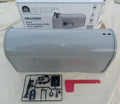 Buzón arquitectónico Grayson gris medio de acero montaje en poste Gibraltar Foto 1 de 4
